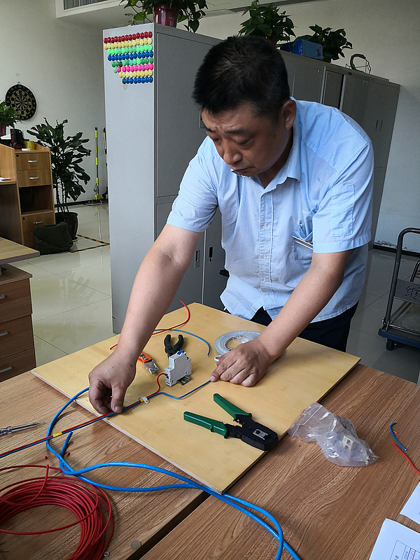 工程人員現(xiàn)場連接燈盤.jpg 工程人員現(xiàn)場連接燈盤.jpg