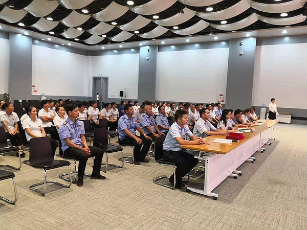 評委們進行認(rèn)真考評.jpg 評委們進行認(rèn)真考評.jpg